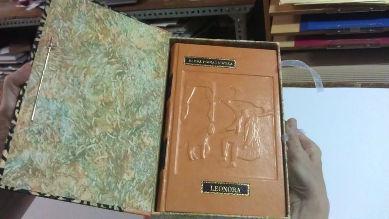 Encuadernación artesanal de libro de diseño con estuche